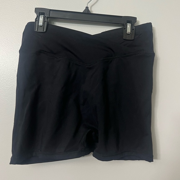 Amazon scrunch workout shorts. Size medium. - Picture 2 of 3